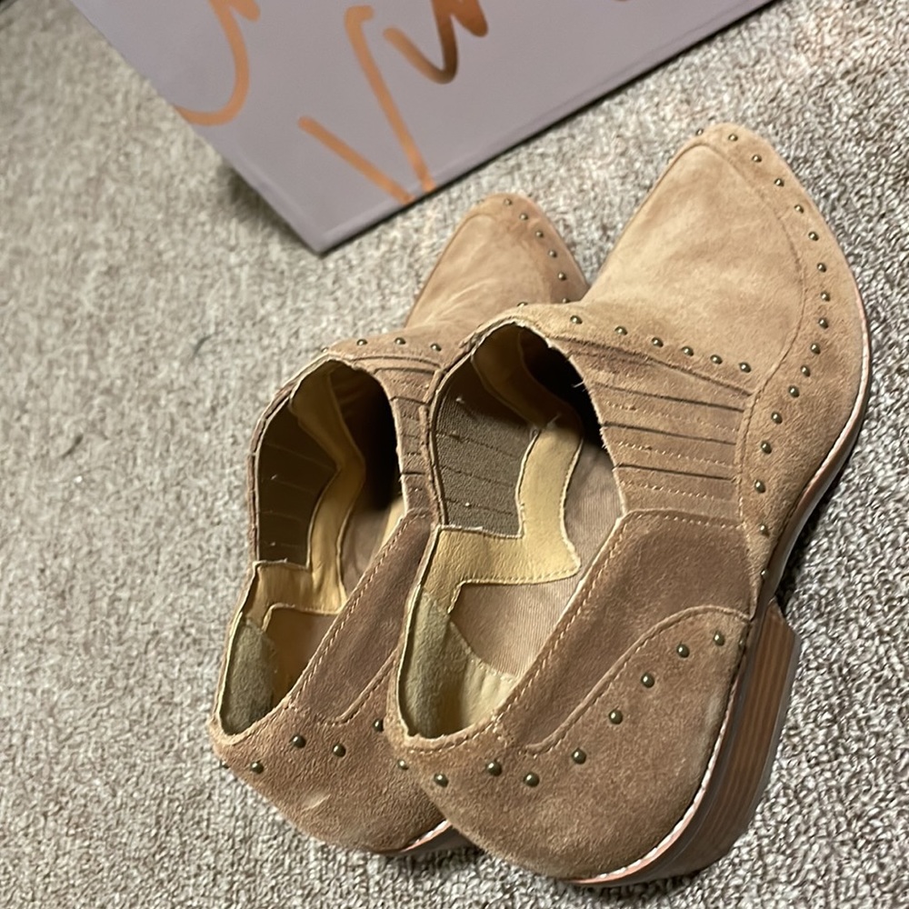 Crown Vintage Tan Suede Stud Accents Stacked Heel Ankle Booties 7.0M